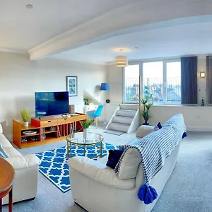 Penthouse, Private Balcony, Superb Views, Lift, Reserved Free Parking Apartment
