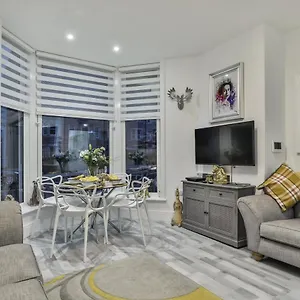 The - Ground Floor - Luxury For Up To 4 Guests Near Open Air Theatre And North Bay Apartment