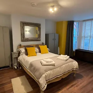 Seaside Hideaway - Free Onstreet Parking Holiday home