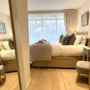 Walcot Yard With Parking, Keys , Bath United Kingdom